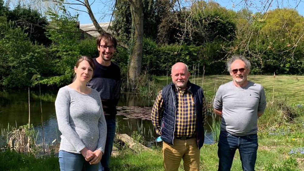 Marine Fleouter et Maxime Odie (à gauche) ont été secondés par Jean-Luc Lotout, conseiller, pour la reprise de l’exploitation de Daniel Cléret (à droite). © S. Bergot